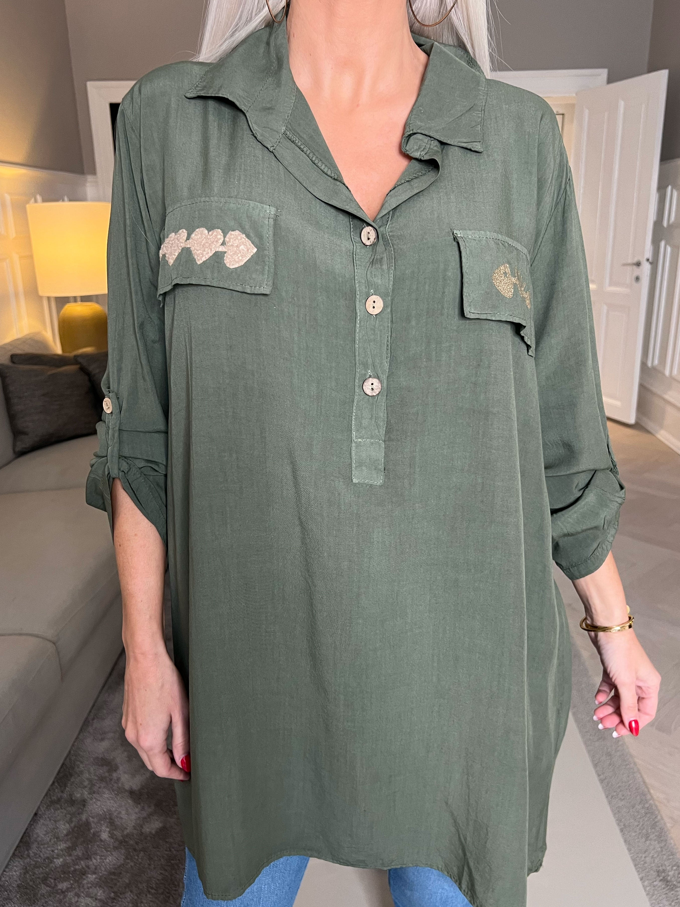 Janine - Sød skjorte i bomuld med detaljer på brystet